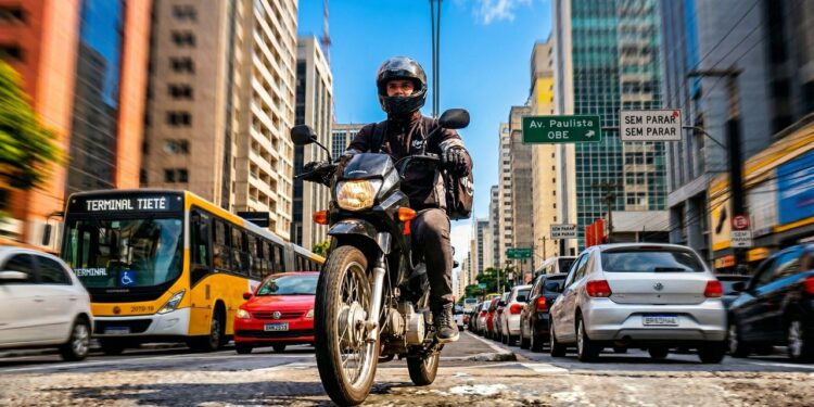 Fazendo 59,1 km por litro e custando apenas 10.380 reais, a nova Honda Pop 110i ES virou a moto mais barata e econômica para enfrentar o trânsito das grandes capitais em 2026