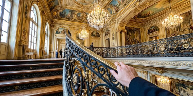 Com sua arquitetura eclética de 1897 e escadaria de ferro belga, o Palácio da Liberdade tornou-se o maior símbolo histórico e político de Minas