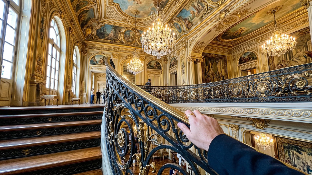 Com sua arquitetura eclética de 1897 e escadaria de ferro belga, o Palácio da Liberdade tornou-se o maior símbolo histórico e político de Minas