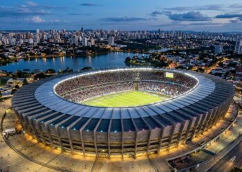 Com capacidade para 61.846 torcedores e fachada de concreto de 1965, o Gigante da Pampulha tornou-se o maior palco do futebol e de shows em Minas