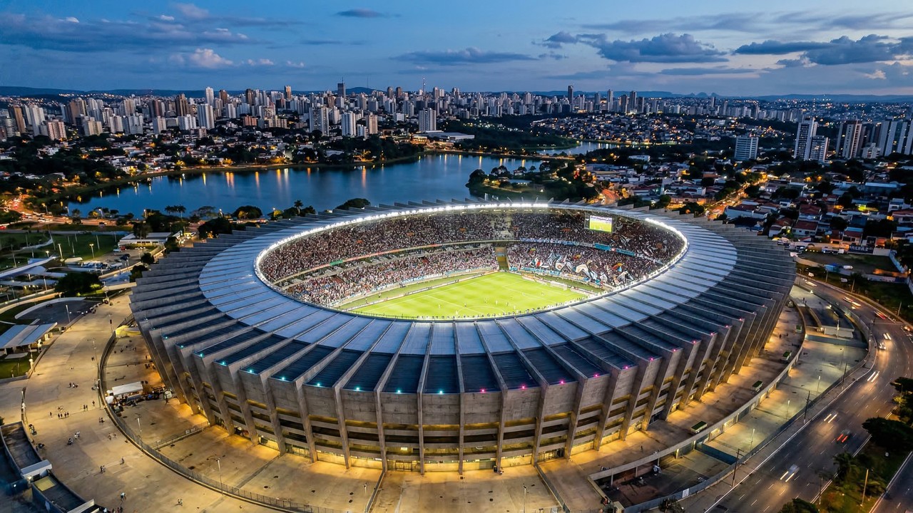 Com capacidade para 61.846 torcedores e fachada de concreto de 1965, o Gigante da Pampulha tornou-se o maior palco do futebol e de shows em Minas