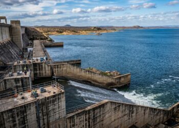 Com um reservatório de 4.214 quilômetros quadrados e 1.050 MW de potência, a barragem de Sobradinho, de 1979, tornou-se o maior espelho de água artificial do Brasil