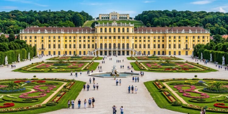 Com 1.441 aposentos e jardins de 160 hectares, o palácio de 1700 tornou-se a residência imperial mais luxuosa e visitada de toda a Áustria em Viena