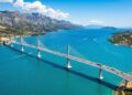 Com 2,4 km de extensão e 55 metros de altura sobre o mar, a ponte croata de 2022 uniu o país e evitou a travessia por fronteiras estrangeiras