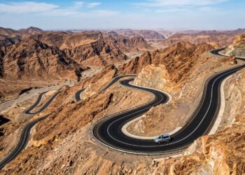 Estrada nos Emirados Árabes ganha fama por suas montanhas áridas, pois suas curvas a 1.200 metros de altitude viraram o maior desafio no deserto