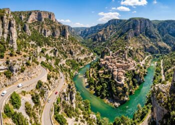 Estrada na França ganha fama por seus cânions, pois seus 53 km de extensão margeiam desfiladeiros de 600 metros de profundidade no rio Tarn