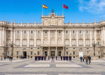 Com 135.000 metros quadrados de área e 3.418 quartos, o palácio de 1735 tornou-se a maior residência real da Europa Ocidental e o símbolo do luxo na Espanha