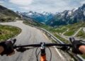 A estrada nos Alpes franceses atinge 2.067 metros de altitude; com curvas íngremes, o Saint Sorlin Pass virou o palco lendário do ciclismo mundial