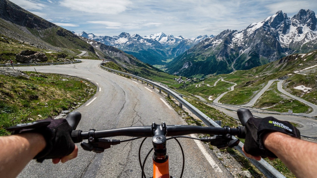A estrada nos Alpes franceses atinge 2.067 metros de altitude; com curvas íngremes, o Saint Sorlin Pass virou o palco lendário do ciclismo mundial