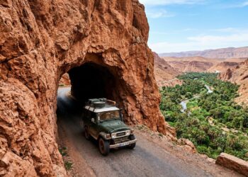 Rodovia no Marrocos ganha fama por seus túneis de 1928, pois seus desfiladeiros esculpidos no Atlas formam o portal para o deserto do Saara