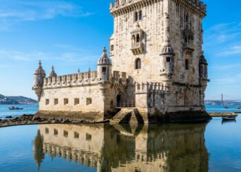 Com sua arquitetura manuelina de 1514 e situada às margens do Tejo, a torre tornou-se o maior símbolo das navegações e da história de Portugal