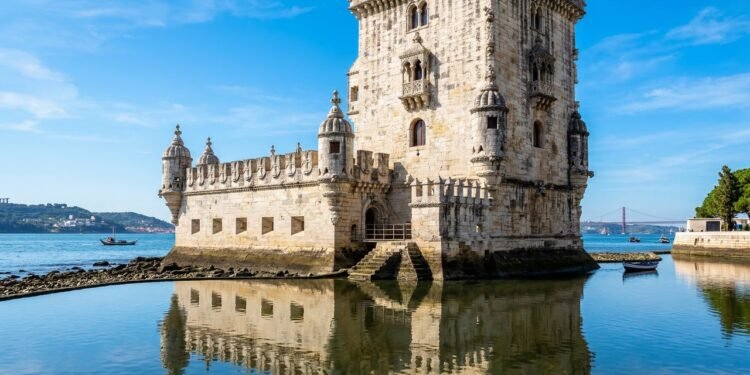 Com sua arquitetura manuelina de 1514 e situada às margens do Tejo, a torre tornou-se o maior símbolo das navegações e da história de Portugal