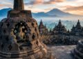 Com 504 estátuas de Buda e 2.672 painéis de relevo, o templo de Borobudur, do século IX, tornou-se o maior monumento budista de todo o planeta