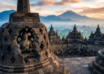 Com 504 estátuas de Buda e 2.672 painéis de relevo, o templo de Borobudur, do século IX, tornou-se o maior monumento budista de todo o planeta