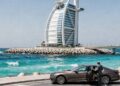 Com 321 metros de altura e formato de vela, o Burj Al Arab tornou-se o hotel mais luxuoso do mundo e um marco da arquitetura moderna sobre o mar