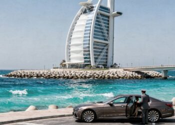 Com 321 metros de altura e formato de vela, o Burj Al Arab tornou-se o hotel mais luxuoso do mundo e um marco da arquitetura moderna sobre o mar