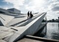 Com seu telhado inclinado de mármore que permite caminhar sobre a estrutura, o edifício de 2008 tornou-se o maior ícone da arquitetura na Noruega