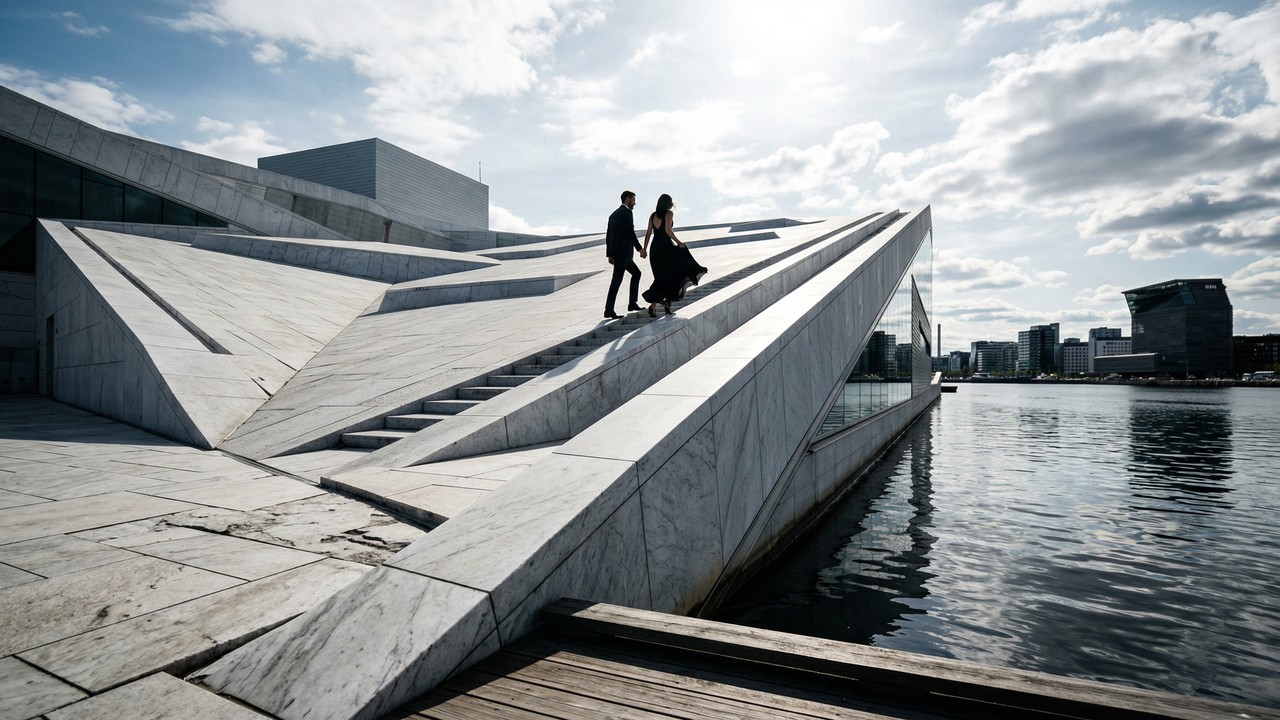 Com seu telhado inclinado de mármore que permite caminhar sobre a estrutura, o edifício de 2008 tornou-se o maior ícone da arquitetura na Noruega