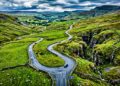 Estrada inglesa ganha fama por seus fossos de 20 metros, pois o trajeto na Yorkshire Dales atinge 526 m, sendo um dos caminhos mais cênicos do país