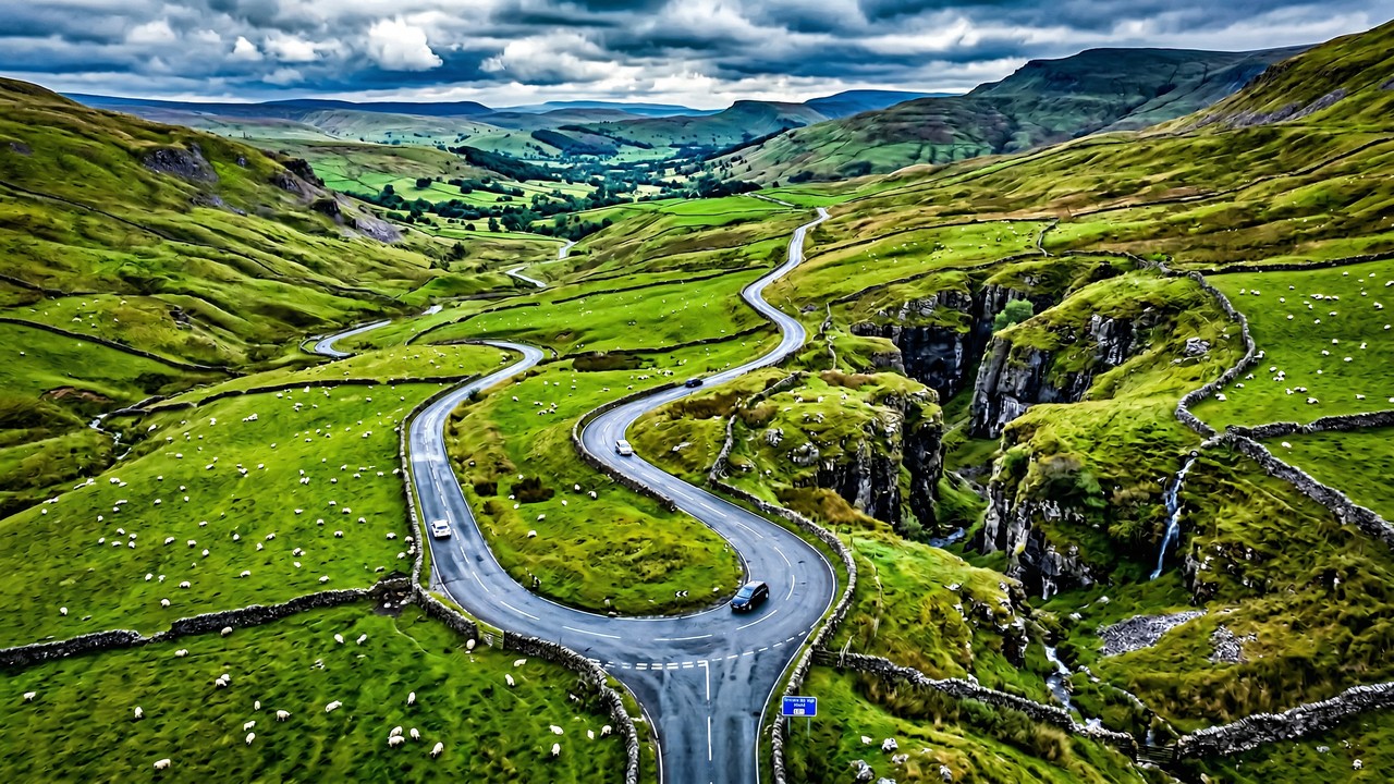 Estrada inglesa ganha fama por seus fossos de 20 metros, pois o trajeto na Yorkshire Dales atinge 526 m, sendo um dos caminhos mais cênicos do país