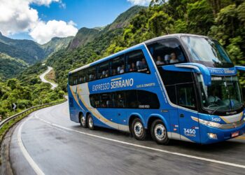 O chassi Mercedes-Benz O500 RSD de 3 eixos entrega mais de 400 cavalos de potência e reduz o balanço interno em 50 por cento nas rodovias