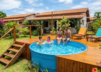 Diga adeus às piscinas caras e veja como uma caixa d’água vira área de lazer com estrutura reforçada e deck de madeira elegante