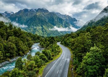Estrada na Nova Zelândia ganha fama por suas florestas de faias, pois o trajeto de 130 km cruza os Alpes do Sul em um cenário alpino espetacular