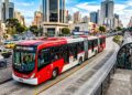 Transportar 300 pessoas em um único veículo de 30 metros de comprimento destaca o gigante Volvo Gran Artic 300, que opera nos corredores de BRT para reduzir o trânsito das capitais em 2026