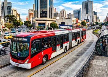 Transportar 300 pessoas em um único veículo de 30 metros de comprimento destaca o gigante Volvo Gran Artic 300, que opera nos corredores de BRT para reduzir o trânsito das capitais em 2026