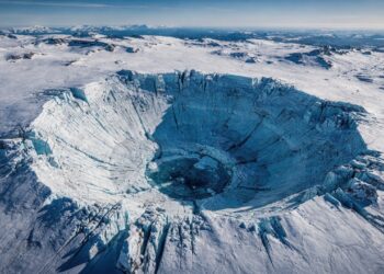 A cicatriz oculta sob o gelo: radar da NASA revela uma cratera de asteroide colossal maior que a cidade de Paris escondida abaixo da Groenlândia