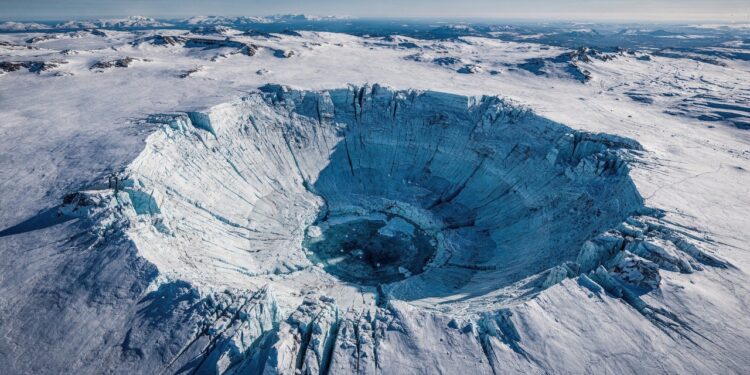 A cicatriz oculta sob o gelo: radar da NASA revela uma cratera de asteroide colossal maior que a cidade de Paris escondida abaixo da Groenlândia
