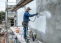 Diga adeus ao rolo de pintura: este método genial dos pedreiros acelera a renovação da sua fachada
