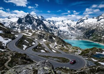 Estrada na Suíça ganha fama por seus 2.478 metros de altitude, pois o trajeto de 1969 entre geleiras virou a passagem asfaltada mais alta do país
