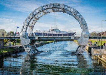 Com seu elevador rotativo de 35 metros de altura e inaugurada em 2002, a roda de Falkirk virou a maior obra da engenharia náutica da Escócia