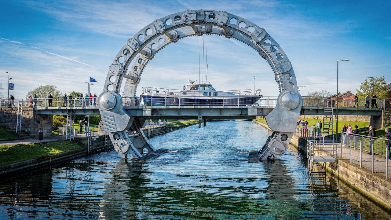 Com seu elevador rotativo de 35 metros de altura e inaugurada em 2002, a roda de Falkirk virou a maior obra da engenharia náutica da Escócia