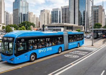 Com 22 metros e baterias no teto, o gigante articulado leva 170 passageiros e roda 250 km por dia nas capitais sem gastar R$ 1 com diesel