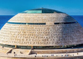 Com sua fachada de granito de 160 metros e 8 milhões de livros, o edifício de 2002 tornou-se a maior biblioteca e o ícone cultural do Egito