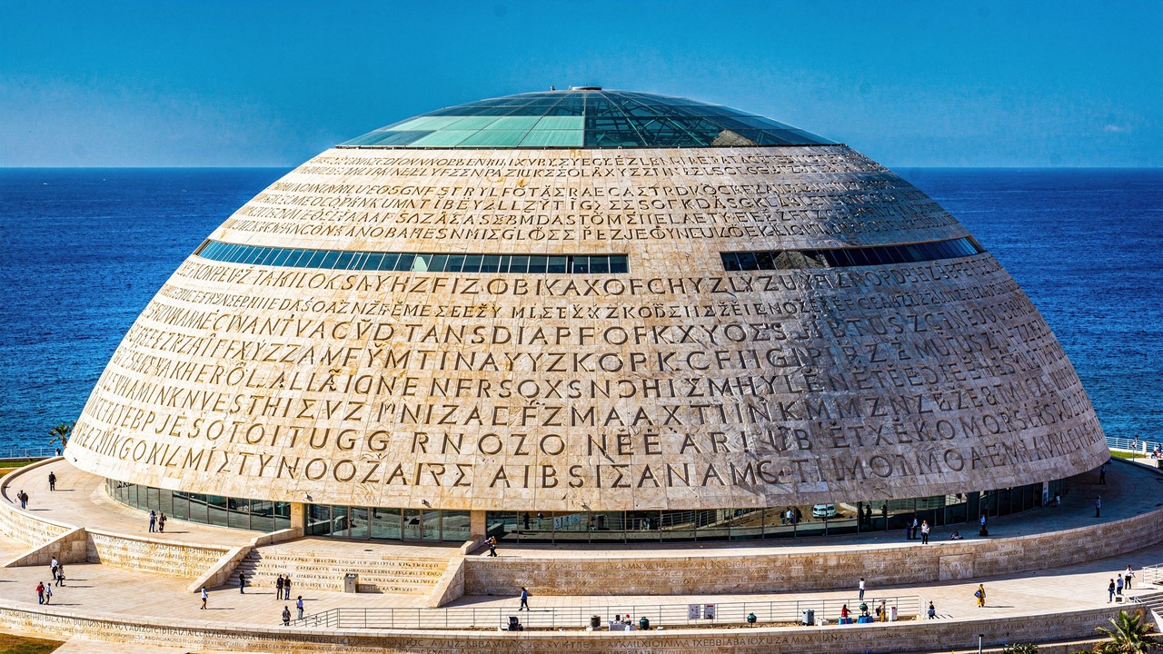 Com sua fachada de granito de 160 metros e 8 milhões de livros, o edifício de 2002 tornou-se a maior biblioteca e o ícone cultural do Egito