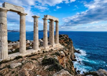 Com suas colunas dóricas de 440 a.C. situadas em um penhasco de 60 metros, o templo de Poseidon tornou-se o maior marco do horizonte marinho grego