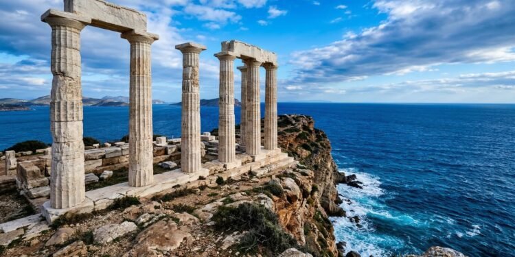 Com suas colunas dóricas de 440 a.C. situadas em um penhasco de 60 metros, o templo de Poseidon tornou-se o maior marco do horizonte marinho grego