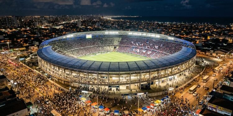 Com capacidade para 63.903 pessoas e uma cobertura que reduz o calor, o estádio de 1973 tornou-se o maior palco de futebol e mega shows do Ceará