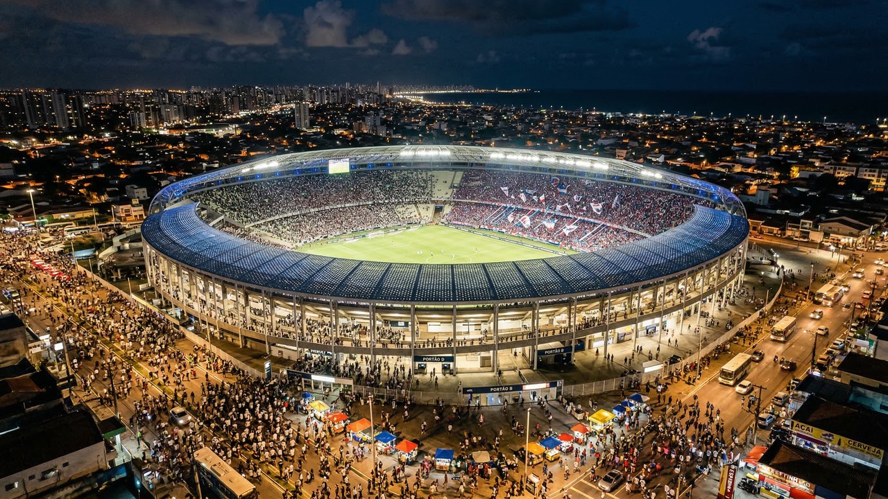 Com capacidade para 63.903 pessoas e uma cobertura que reduz o calor, o estádio de 1973 tornou-se o maior palco de futebol e mega shows do Ceará
