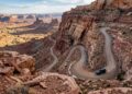 Estrada em Utah ganha fama por seus zigue-zagues, pois seus 5 km de cascalho esculpidos no penhasco descem uma inclinação de 10% no deserto