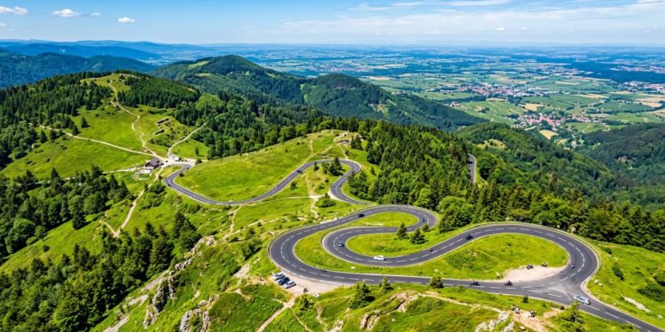 Estrada na França ganha fama por suas vistas, pois o trajeto de 73 km criado em 1914 cruza os Vosges a 1.200 metros de altitude em um cenário histórico