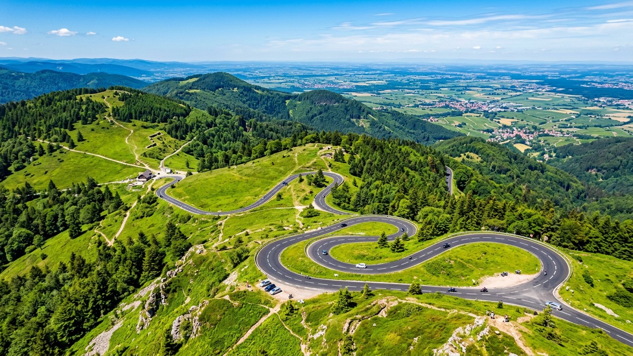 Estrada na França ganha fama por suas vistas, pois o trajeto de 73 km criado em 1914 cruza os Vosges a 1.200 metros de altitude em um cenário histórico