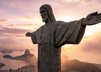 Com 38 metros de altura e revestido em pedra-sabão, o monumento Art Déco de 1931 tornou-se a maior maravilha do mundo e o ícone máximo do Brasil