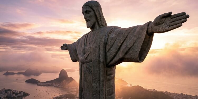 Com 38 metros de altura e revestido em pedra-sabão, o monumento Art Déco de 1931 tornou-se a maior maravilha do mundo e o ícone máximo do Brasil