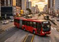 Com impressionantes 28 metros, o gigante biarticulado Volvo B340M leva 270 passageiros de uma vez e roda mais de 300 km diários nos corredores das capitais