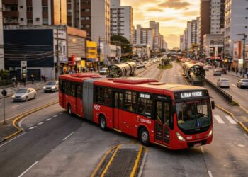 Com impressionantes 28 metros, o gigante biarticulado Volvo B340M leva 270 passageiros de uma vez e roda mais de 300 km diários nos corredores das capitais