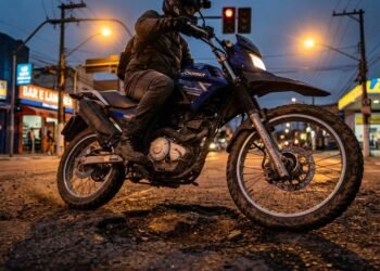 Valente como um trator: a moto trail de 150cc que virou o terror das oficinas mecânicas por aguentar qualquer buraco sem pedir arrego
